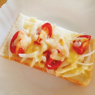 玉ねぎとミニトマトのチーズトースト